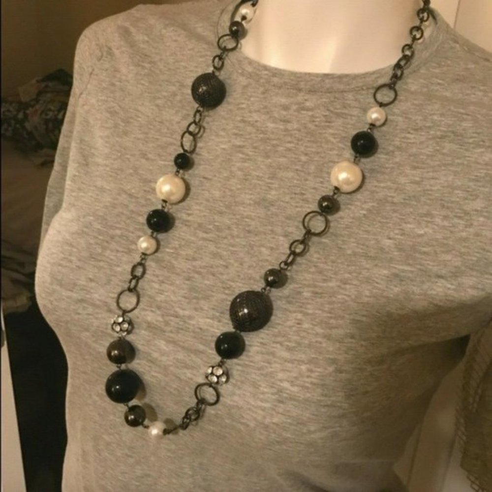 OSFA: Unbranded Black, White and Dark Silver Beaded Necklace - Picture 3 of 6